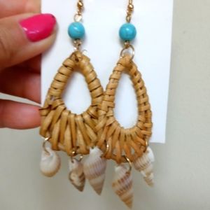 Handmade rattan and natural snail earrings.